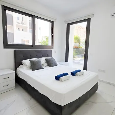 Poolside Lux 公寓 *