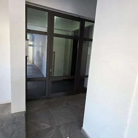 Апартаменти Poolside Lux Ларнака