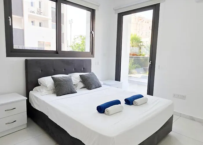 Poolside Lux 公寓 *