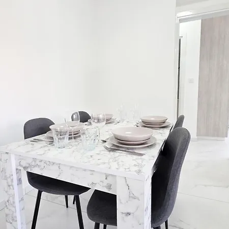 Appartamento Poolside Lux Larnaca